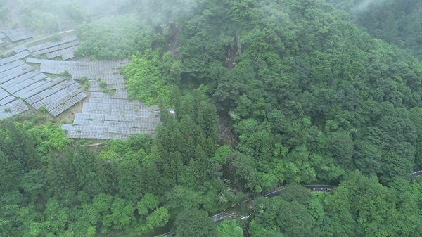 ドローンによる一般国道140号落石現場の空撮